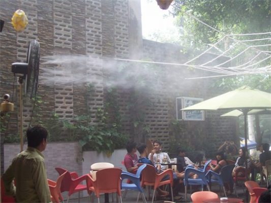 Máy phun sương ngăn chặn khói bụi bay vào quán